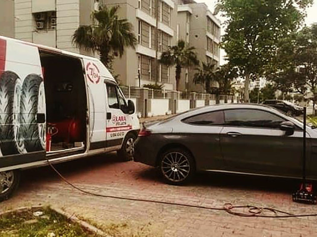 Mobil lastik servis aracımız aracın lastiğini yerinde değiştirirken